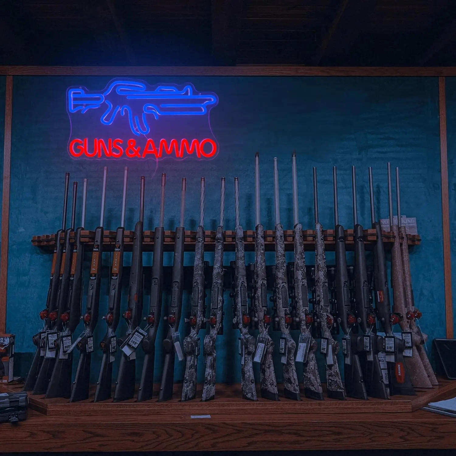 Neonowy szyld sklepu z bronią, – Hunting Outdoor Store recenzja i cena